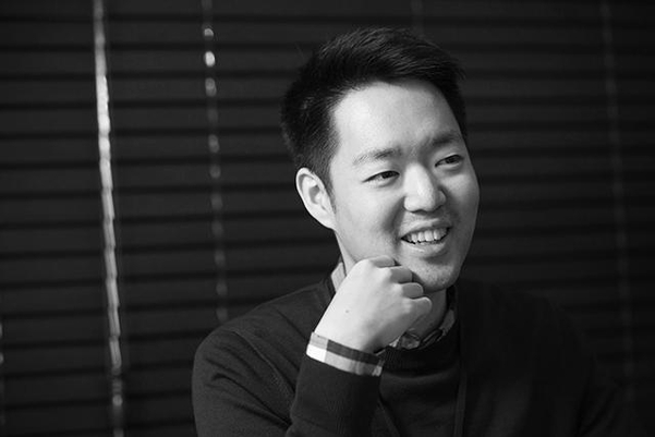 손윗 누이가 출가한 후 성북동 부모님 집에 기거하며 평범한 30대 아들의 고충과 행복을 누리며 산다는 정경선. 그가 성장기에 부모에게 가장 많이 들은 말은 ‘특권의식을 갖지 말라'였다./사진=고운호 기자