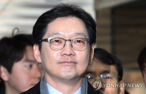 김경수 경남지사가 30일 드루킹 댓글조작 사건 1심 선고 공판이 열린 서울중앙지법에 들어서고 있다. /연합뉴스