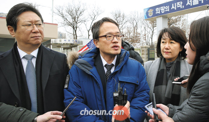 김경수 면회 간 與의원들 - 박주민(왼쪽에서 둘째) 최고위원 등 더불어민주당 의원들이 31일 경기도 의왕시 서울구치소 앞에서 취재진의 질문에 답하고 있다. 이들은 ‘드루킹 댓글 조작 공모’ 혐의 등으로 징역 2년을 선고받고 수감 중인 김경수 경남지사를 면회했다.