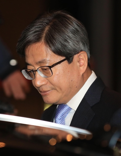 김명수 대법원장이 지난달 31일 서울 서초구 대법원 청사를 나서고 있다./연합뉴스