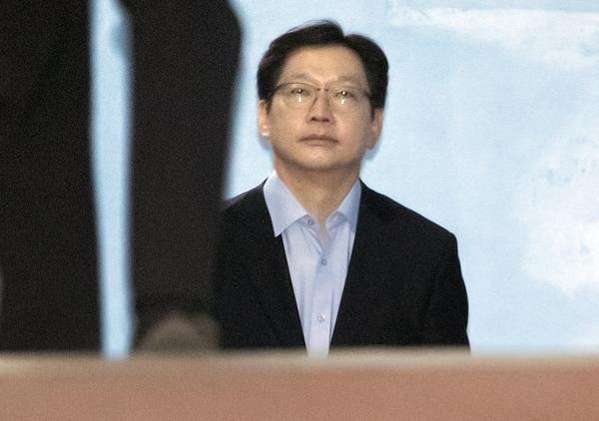 김경수 경남지사가 지난달 30일 오후 서초구 서울중앙지법에서 열린 선고공판에서 징역 2년의 실형을 선고받고 법정구속된 뒤 호송차로 향하고 있다./ 연합뉴스