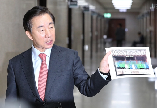 자유한국당 김성태 전 원내대표가 지난 20일 오전 국회 본청에서 자녀 취업특혜의혹 보도와 관련해 '명백한 허위사실'이라며 자녀의 kt 신입사원때 촬영한 선비문화 체험수련 사진을 들어보이며 부정하고 있다.