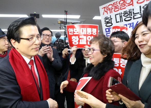 황교안 전 국무총리가 지난달 29일 오전 서울 영등포구 자유한국당 중앙당사에서 전당대회 당 대표 출마를 선언 후 지지자들과 인사하고 있다. /연합뉴스