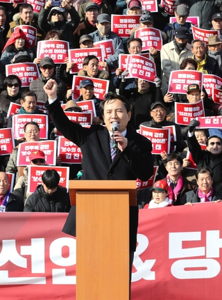 자유한국당 김진태 의원이 지난달 23일 서울 여의도 국회의사당 앞 계단에서 당 대표 출마 기자회견을 하고 있다. /연합뉴스
