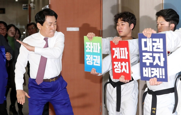 자유한국당 안상수 의원이 지난달 23일 오전 서울 여의도 국회 본청 정론관에서 전당대회 출마 기자회견에 앞서 '좌파정권, 계파정치, 대권주자 비켜'가 적힌 송판을 격파하고 있다. /뉴시스