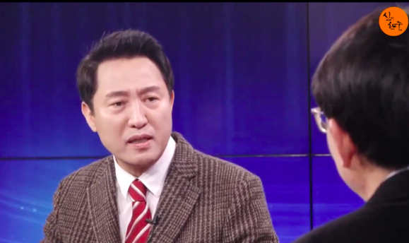 오세훈 전 서울시장이 보수 성향 유튜브 방송 ‘신의 한수'에 출연해 답변을 하고 있다./연합뉴스