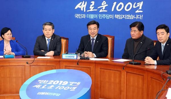 더불어민주당 윤호중(가운데) 사무총장이 6일 서울 여의도 국회에서 기자간담회를 갖고 설날 민심을 전달하고 현안 및 당무 관련 이야기를 하고 있다. 왼쪽부터 민주당 김현 제3사무부총장, 김경협 제1사무부총장, 윤호중 사무총장, 소병훈 제2사무부총장, 강훈식 전략기획위원장./ 뉴시스
