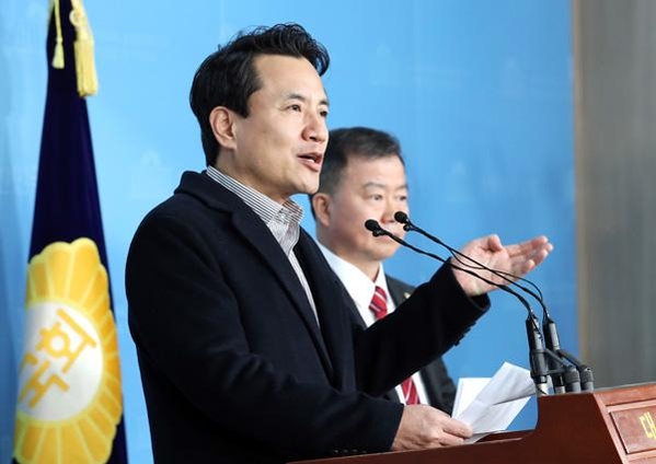 자유한국당 당대표 선거에 출마한 김진태 의원이 7일 오전 국회 정론관에서 기자회견을 하고 있다./ 연합뉴스