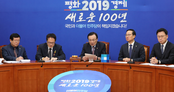 더불어민주당 이해찬 대표가 8일 오전 국회에서 열린 최고위원회의에서 발언하고 있다./연합뉴스