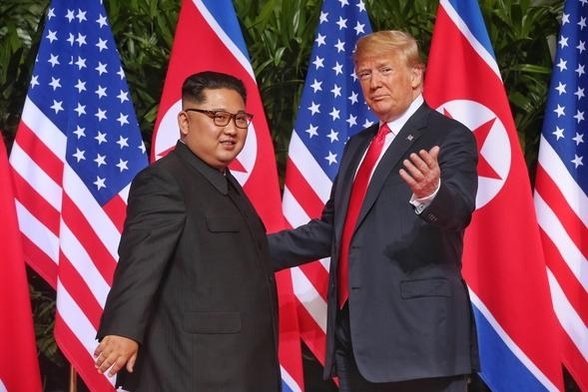 지난 2018년 6월 12일 싱가포르에서 김정은(왼쪽) 북한 국무위원장과 도널드 트럼프 미국 대통령이 기념 촬영을 하고 있다. /싱가포르 통신정보부·연합뉴스