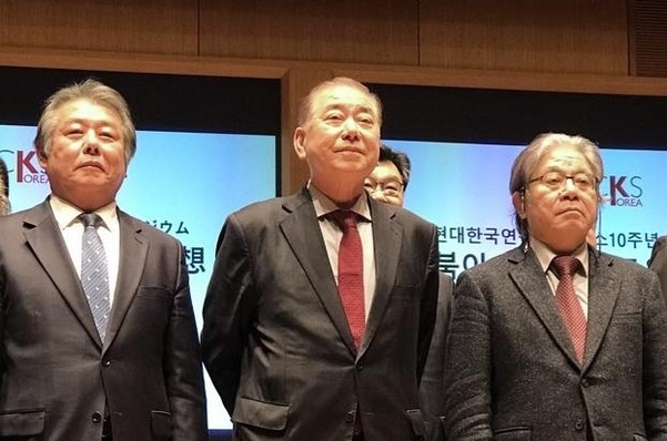 문정인 대통령 통일외교안보특보(왼쪽에서 두번째)가 9일 일본 도쿄 게이오(慶應)대 미타캠퍼스에서 '동북아시아의 새로운 질서 구상'을 주제로 열린 심포지엄에서 기념촬영을 하고 있다./연합뉴스