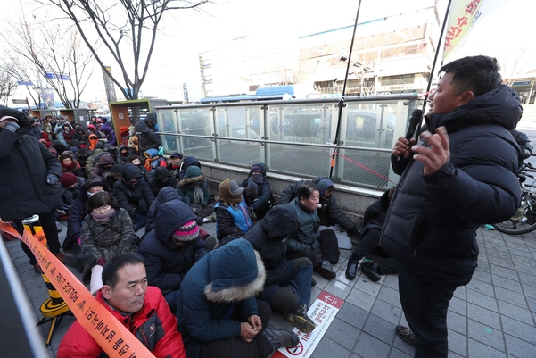 노량진 수산시장 구시장 상인들과 민주노점상전국연합(민주노련) 조합원들이 11일 오전 서울 동작구 동작경찰서 앞에서 편파수사 규탄 집회를 하고 있다. /연합뉴스