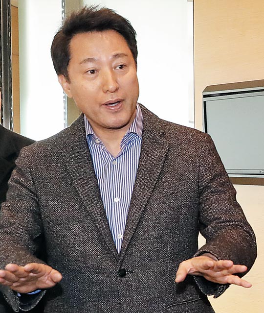 지난 10일 서울 여의도의 한 호텔에서 한국당 당권 주자들과 만나고 있는 오세훈 전 서울시장.