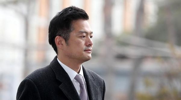 청와대 특별감찰반의 민간인 사찰 등 의혹을 제기한 김태우 수사관이 참고인 조사를 받기 위해 10일 오전 송파구 문정동 서울동부지검에 출석하고 있다./연합뉴스
