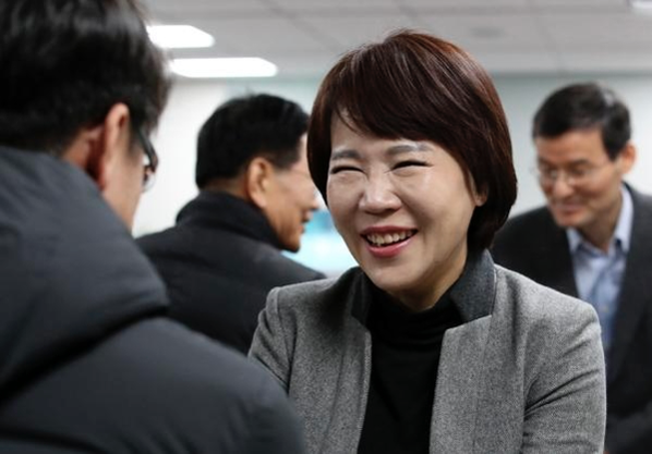 지난달 25일 오전 서울 여의도 국회 의원회관에서 비공개로 열린 택시-카풀 사회적 대타협기구 회의에서 전현희 의원이 참석해 인사를 나누고 있다./ 뉴시스