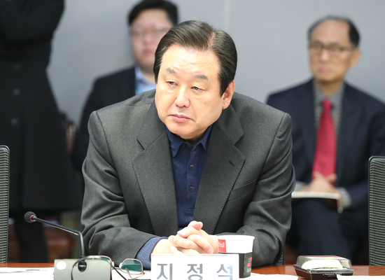 자유한국당 김무성 의원이 1월 24일 국회 의원회관에서 열린 '긴급진단 최악의 미세먼지, 효과적인 대책은?' 토론회에 참석해 자리하고 있다./연합뉴스