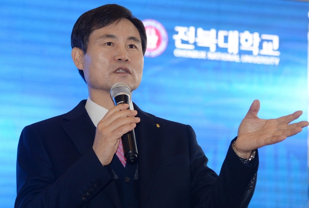 김동원 신임 전북대 총장이 19일 전북대박물관에서 기자회견을 열고 질문에 답을 하고 있다. / 뉴시스