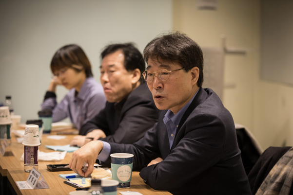장하성 전 청와대 정책실장이 지난해 2월 7일 서울 서대문구 신촌의 한 공동사무공간에서 10여명의 아르바이트 청년들과 토론 시간을 갖고 최저임금 인상 이후, 첫 월급을 받은 청년들의 소감과 현장 고충, 정부에 대한 요구 등을 직접 청취하고 있다. /청와대 제공