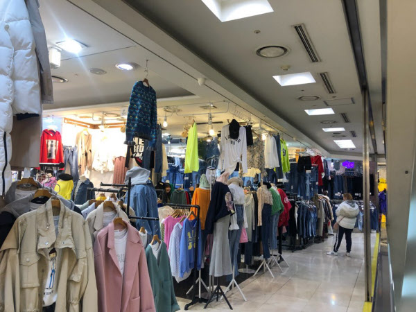 가방 전문점 -밀리오레 안에 있는 중국인도, 한국인도 발길 '뚝'…맥 못추는 동대문 상권 - 땅집고 > 투자리포트” style=”width:100%” title=”중국인도, 한국인도 발길 ‘뚝’…맥 못추는 동대문 상권 – 땅집고 > 투자리포트”><figcaption>중국인도, 한국인도 발길 ‘뚝’…맥 못추는 동대문 상권 – 땅집고 > 투자리포트</figcaption></figure>
<figure><img decoding=