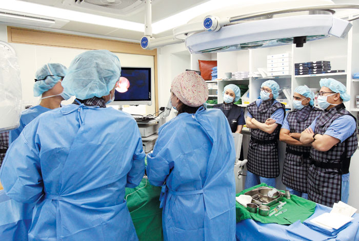 한국 의료 기술이 발전하면서 선진국 의료진이 국내 병원을 찾는 경우가 늘고 있다. 사진은 존스홉킨스 의대 치료 방사선과의 교수인 더글러스 임, 카이저 퍼머넌트 병원의 라비 베인스 척추외과 과장, 메릴랜드대학병원의 차오 교수 등 미국 의료진이 예스병원에서 수술을 참관하는 모습.