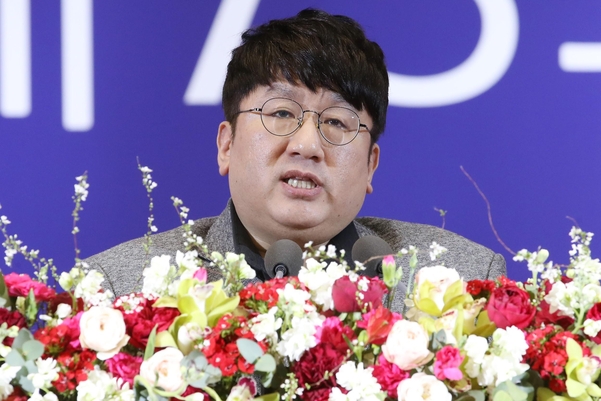 방시혁(47) 빅히트엔터테인먼트 대표가 26일 오후 서울 관악구 서울대학교 종합체육관에서 열린 제73회 학위수여식에서 축사를 하고 있다. /연합뉴스