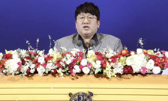 방시혁 빅히트엔터테인먼트 대표가 26일 오후 서울 관악구 서울대학교 종합체육관에서 열린 제73회 학위수여식에서 축사를 하고 있다. /연합뉴스