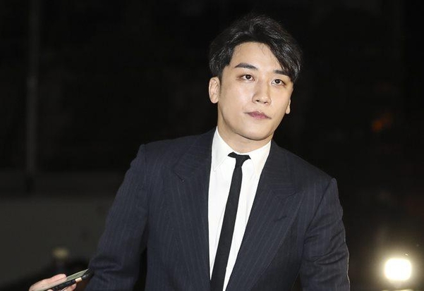 27일 밤 경찰에 자진출석한 승리. 27일 한 인터넷 매체가 “승리가 중국인 투자자에 대한 성접대 시도를 했다”고 보도하자, 그는 ‘자진출석’ 카드를 내밀었다. /연합뉴스