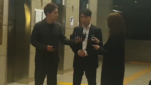 조사 끝나고 나오는 승리 /연합뉴스