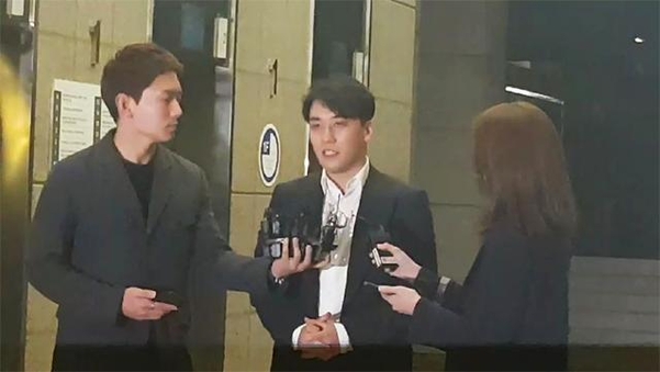 28일 오전 5시 31분 쯤 경찰 조사를 마친 승리가 서울 종로구 내자동 서울경찰청사 1층 로비로 나오고 있다. 그는 출석한지 8시간 30분 만에 귀가했다. /권오은 기자