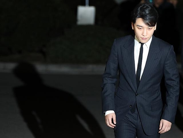 지난 27일 승리가 서울지방경찰청으로 자진 출석하고 있다. /연합뉴스