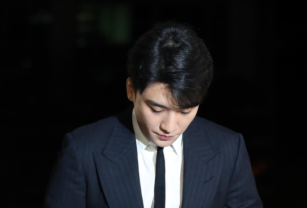 '해외 투자자 성접대' 의혹을 받고 있는 그룹 빅뱅의 승리가 27일 오후 서울경찰청 광역수사대에 출석하고 있다. /연합뉴스