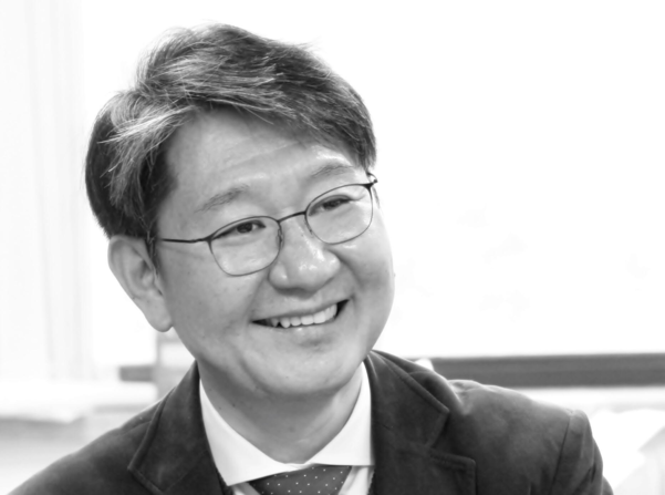 20년간 1500여건의 부검을 담당한 법의학자 유성호(47세). 그는 매주 월요일, 서울대학교 의과대학에 시체를 보기 위해 출근한다.