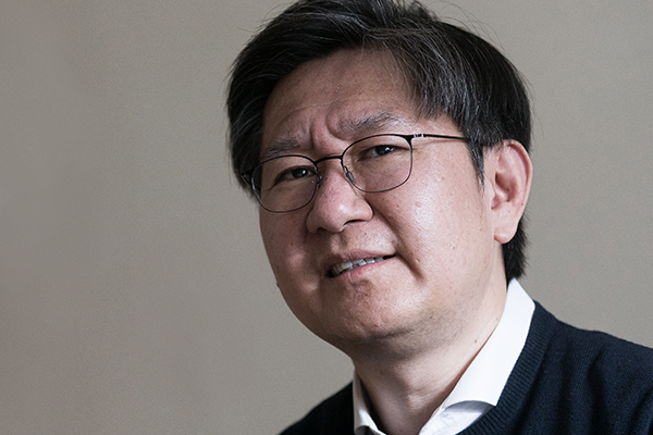 세상과의 아름다운 이별을 준비할 시간 없이 의료 행위의 한복판에서 죽음을 처분당하는 것이 우리 사회 죽음의 대세라고, 그는 안타까워 했다./사진=김지호 기자