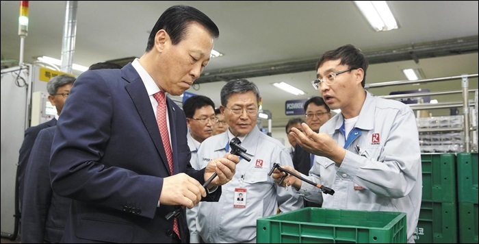 김도진(왼쪽) 기업은행장이 거래 중소기업을 방문해 상품 제조 공정에 대한 설명을 듣고 있다. 김 행장은 수시로 거래 기업을 찾아 애로 사항을 듣고, 이를 새로운 상품과 서비스에 반영하는 포용적 금융을 강조하고 있다.