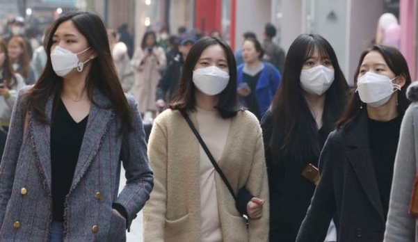 미세먼지가 기승을 부린 4일 서울시내 곳곳이 뿌연 미세먼지로 가득하다. 길 거리를 지나는 사람들은 마스크를 착용했다. /이태경 기자
