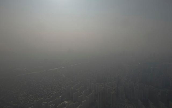 미세먼지 나쁨을 기록한 4일 오후, 서울 잠실 롯데월드타워 전망대에서 바라본 서울 전경이 뿌옇다. /고운호 기자