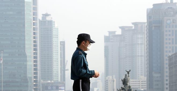 미세먼지 특보가 발령된 4일 서울 여의도 국회 경비를 서는 경찰이 마스크를 착용하고 있다. /뉴시스
