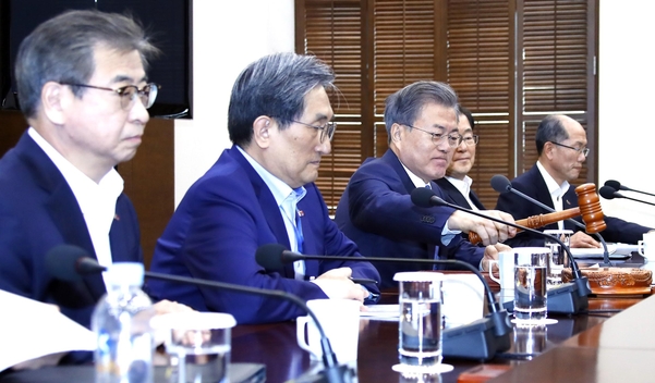 문재인 대통령이 4일 오후 청와대 여민관에서 열린 국가안전보장회의(NSC) 전체회의를 주재하고 있다. /연합뉴스