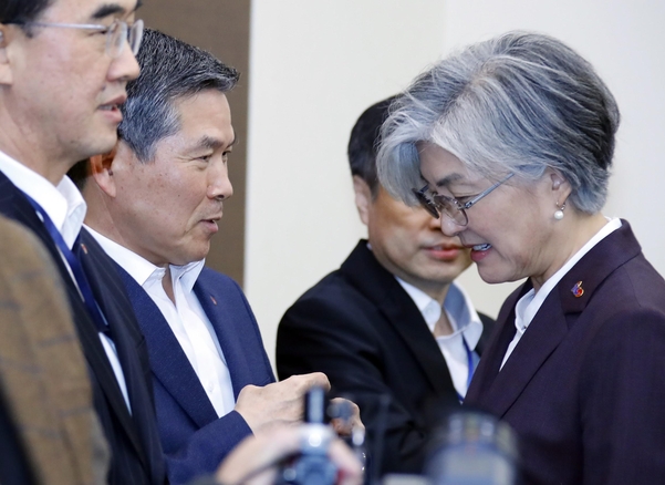 정경두 국방부 장관과 강경화 외교부 장관이 4일 오후 청와대 여민관에서 열린 국가안전보장회의(NSC) 전체회의 시작 전 대화하고 있다. /연합뉴스