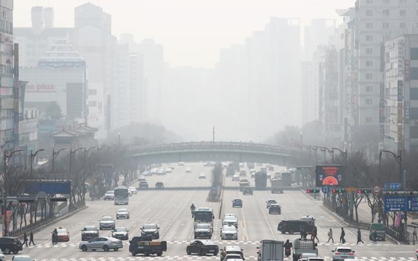 4일 오후 경기 수원시 영통구 봉영로 일대가 미세먼지로 뿌옇다. /연합뉴스