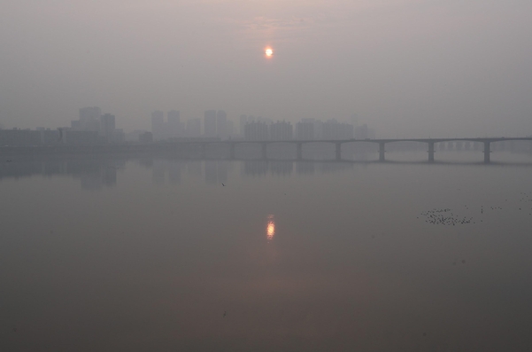 수도권에 엿새째 미세먼지 비상저감조치가 시행된 6일 오전 서울 마포대교에서 바라본 아침 해가 희미하게 떠오르고 있다. /연합뉴스