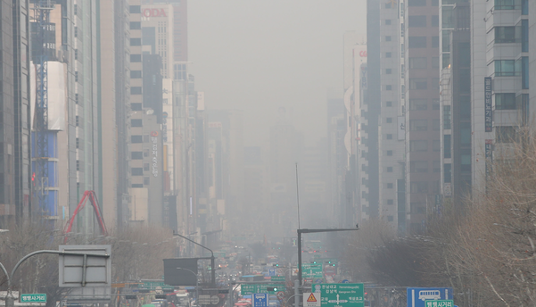수도권 지역에 미세먼지 비상저감조치가 엿새째 이어지고 있는 6일 오전 서울 강남대로에 미세먼지가 가득하다. /연합뉴스