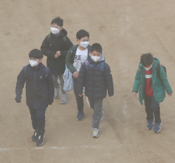수도권에 6일째 미세먼지 비상저감조치가 시행된 6일 오전 서울 여의도초등학교 어린이들이 마스크를 쓰고서 등교하고 있다. /연합뉴스