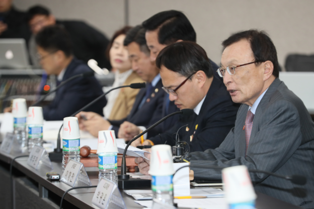 더불어민주당 이해찬 대표가 6일 오전 제주시 이도2동 제주도 경제통상진흥원에서 열린 예산정책 간담회에서 모두발언을 하고 있다./연합뉴스