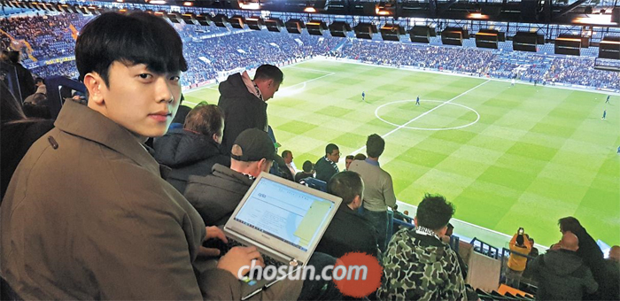 지난달 28일 영국 런던 스탬퍼드 브리지 경기장에서 축구 통계 업체 ‘옵타’의 일일 분석관이 된 박재웅씨가 첼시와 토트넘의 경기를 보는 모습.
