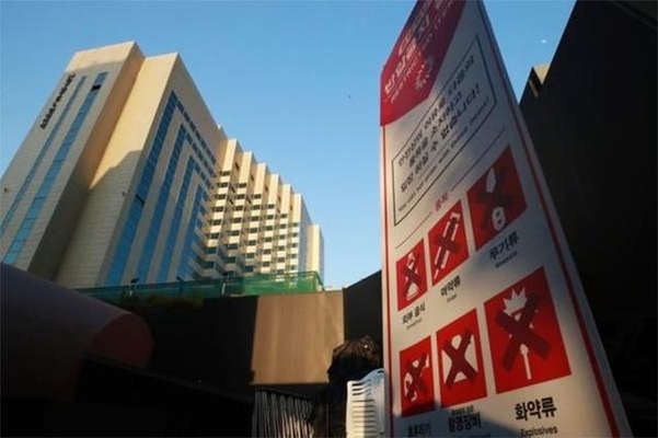 지난달 14일 오후 서울 강남구의 유명 클럽 버닝썬 앞에는 마약류 등 금지품목 안내 문구가 세워져 있다. /연합뉴스