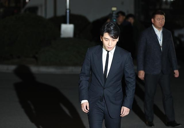 지난달 27일 승리가 서울지방경찰청 광역수사대에 출석하고 있다. /연합뉴스