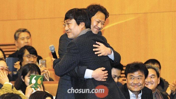 양정철 전 청와대 홍보기획비서관이 지난해 1월 30일 서울 종로구 교보빌딩에서 열린 자신의 저서 북콘서트장에서 임종석 당시 청와대 비서실장과 포옹하고 있다. /김동환 기자