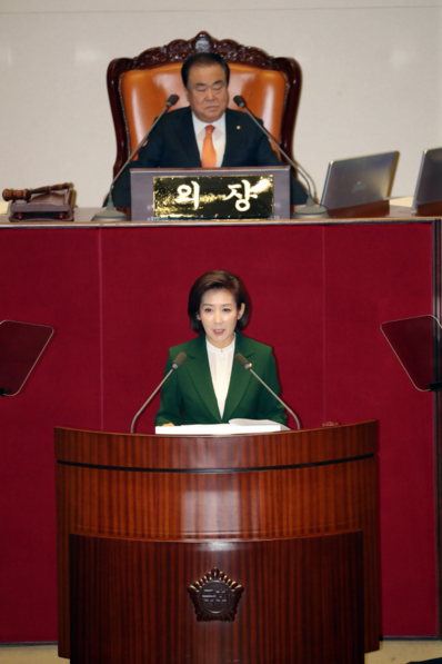 자유한국당 나경원 원내대표가 12일 오전 국회 본회의장에서 교섭단체 대표연설을 하고 있다./연합뉴스