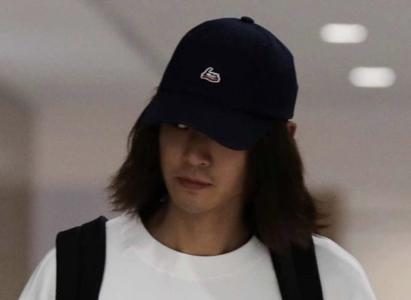 정준영이 지난 12일 인천국제공항을 통해 입국하고 있다. /연합뉴스